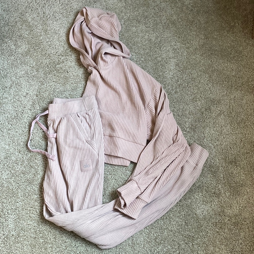 Alo Yoga Muse Set